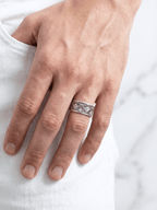 Der Coryngs Aurelia Arcus Ring am Ringfinger von einer Hand, die mit dem Daumen in der Hosentasche steckt