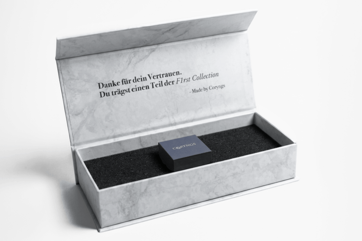 Coryngs Magnetbox in Marmoroptik mit Schmuckkästchen Inlay, in der die Silberringe von uns versandt werden 