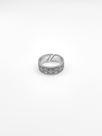 Produktfoto Aurelia Arcus Ring verstellbar liegend schräg fotografiert