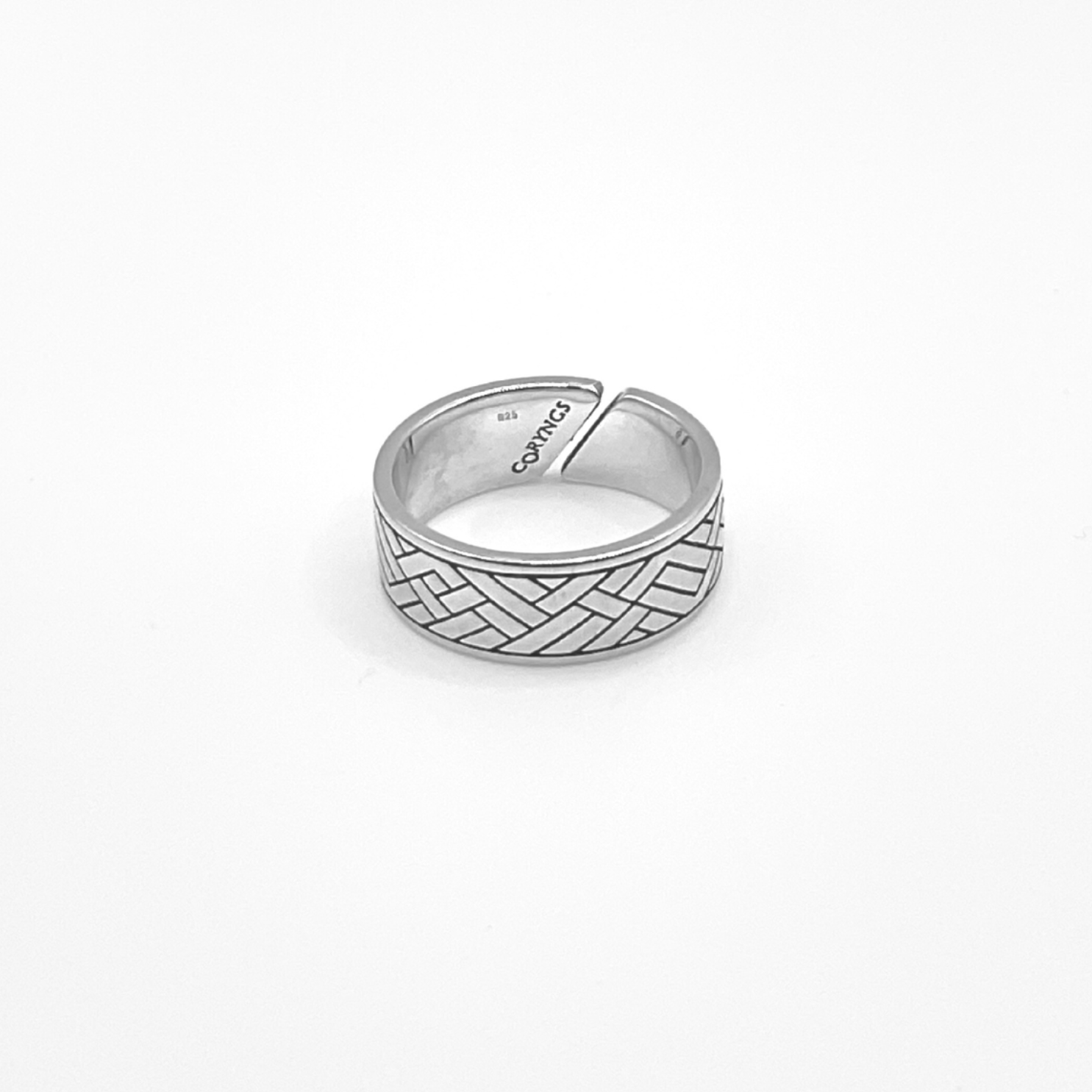 Produktfoto Linear Wave Ring verstellbar liegend schräg fotografiert