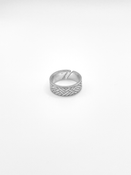 Produktfoto Linear Wave Ring verstellbar liegend schräg fotografiert