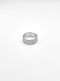 Produktfoto Linear Wave Ring verstellbar liegend schräg fotografiert