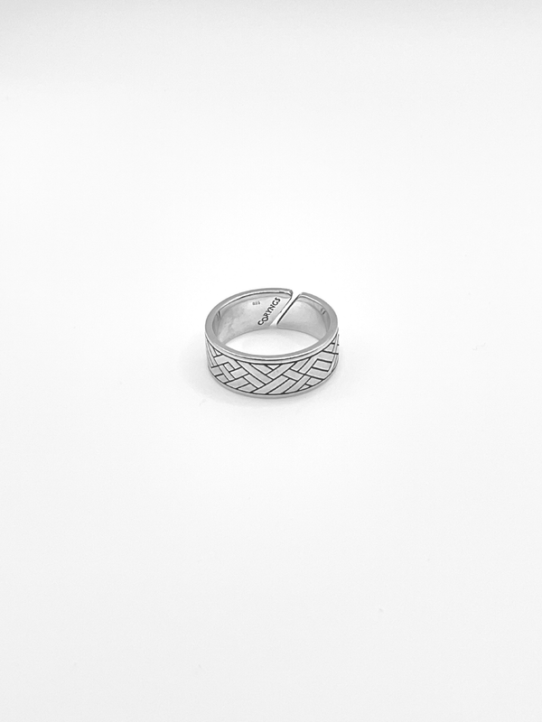 Produktfoto Linear Wave Ring verstellbar liegend schräg fotografiert