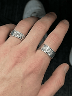 Foto auf dem Der silent garden Ring am Ringfinger getragen wird und der Linear Wave Ring am Zeigefinger getragen wird. Fokus auf dem Linear Wave Ring