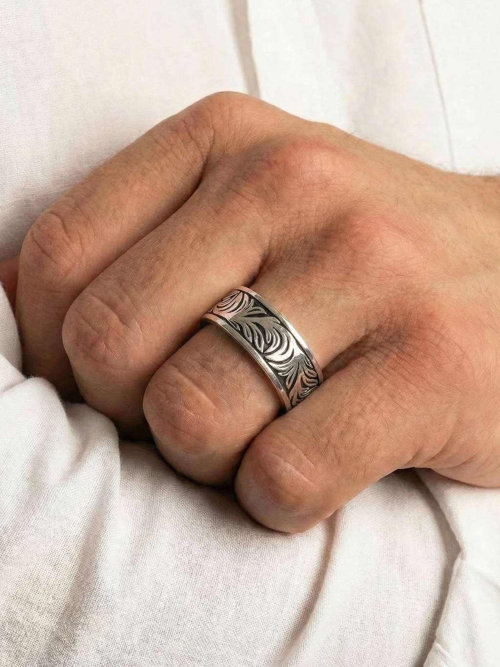 Close up von dem Coryngs Silent Garden Ring am Ringfinger von einer Hand, die in der Ellenbogenbeuge liegt