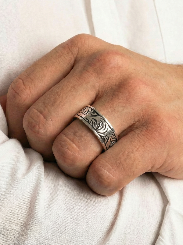 Close up von dem Coryngs Silent Garden Ring am Ringfinger von einer Hand, die in der Ellenbogenbeuge liegt