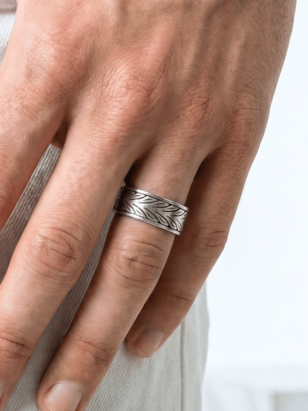 Der Coryngs Twin Leafs Ring am Ringfinger von einer Hand, die mit dem Daumen in der Hosentasche steckt Close up auf Ring